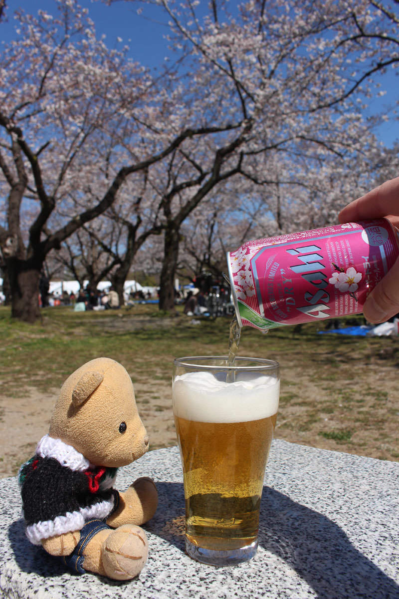 駿府城公園 スーパードライ桜缶を注ぐ 190404