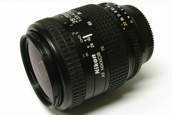 Nikon D5200 レンズ NIKKOR 28-70 f3.5-4.5 付き