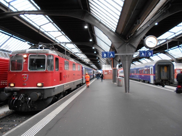 かもつどっとこむブログ スイスチューリッヒ中央駅にてnightjetを撮影する その3 Nj464