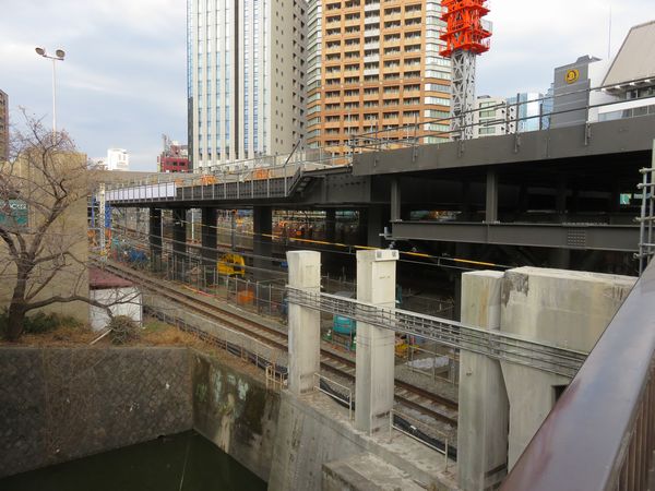 牛込橋から見た建設中の西口新駅舎（2019年2月16日）