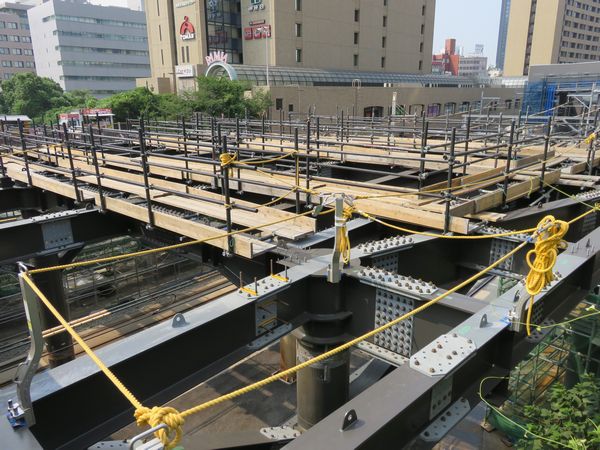 牛込橋から見た建設中の西口新駅舎（2018年7月18日）
