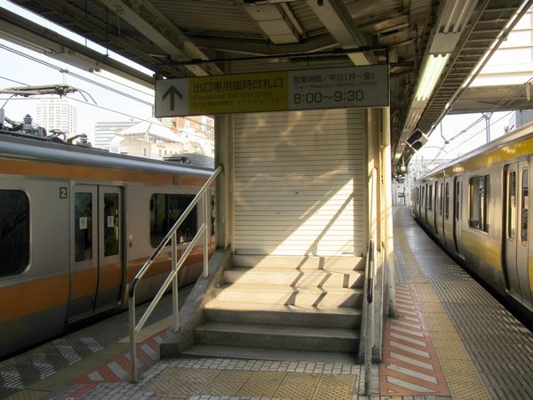 東京寄りの臨時改札口は3月より営業時間が若干延長された。